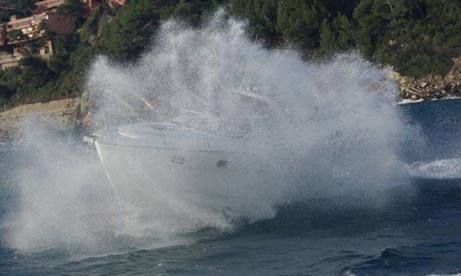 Floor Marine udstiller deres sejl- og motorbåde. Her er det en Bavaria 28 under test i Italien. Foto: Troels Lykke