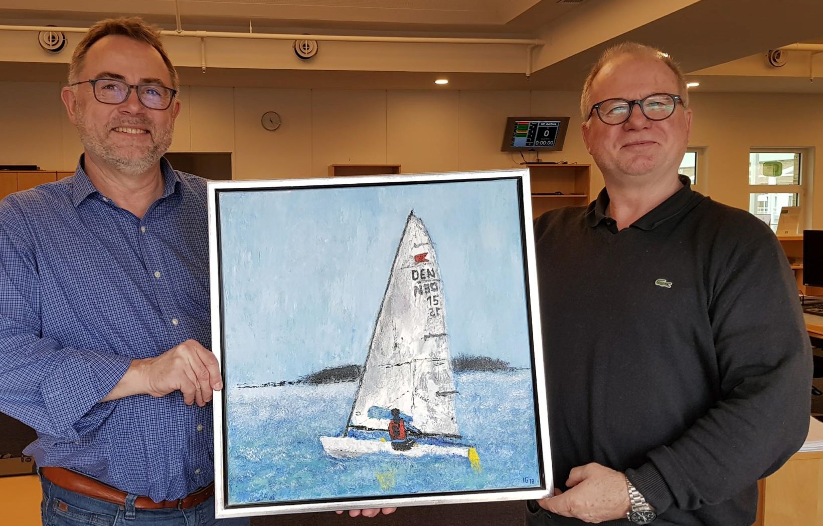 Til venstre står Stig Frandsen, mens maleren Ingo Griem står til højre. Begge sejler OK-jolle i Kaløvig. Foto: Troels Lykke