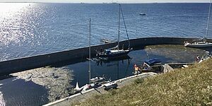 I weekenden ligger typisk 10-20 både ved Flakfortet. Til gengæld er der folk i samtlige af bådene, da der ikke er fastlæggere på øen. Foto: Lars Engelsby Mosbech I weekenden ligger typisk 10-20 både ved Flakfortet. Til gengæld er der folk i samtlige af bådene, da der ikke er fastlæggere på øen. Foto: Lars Engelsby Mosbech